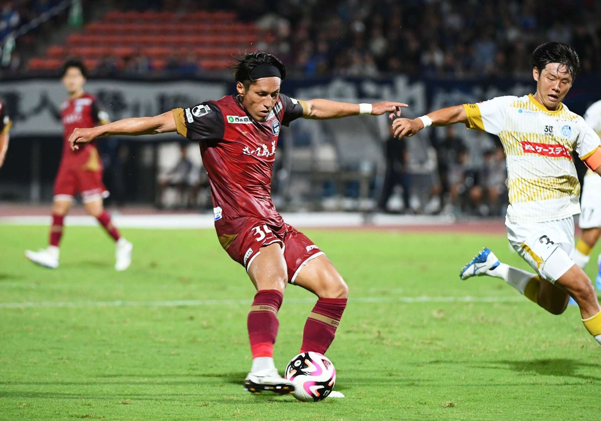 試合終了間際、鹿児島ユナイテッドＦＣの鈴木がシュートを決める＝白波スタジアム