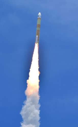 〈関連〉「だいち４号」を載せ上昇するＨ３ロケット３号機＝７月１日午後０時７分、南種子町の種子島宇宙センター