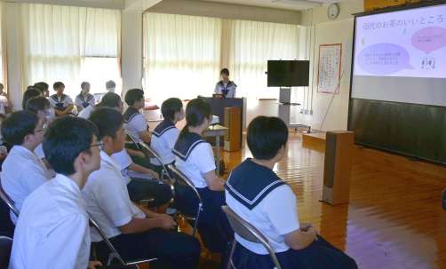 研究成果を発表する生徒＝錦江町の田代中学校