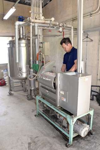 食品残渣から飼料を作るエコフィードの機械＝鹿児島市喜入一倉町のグリーンファーム