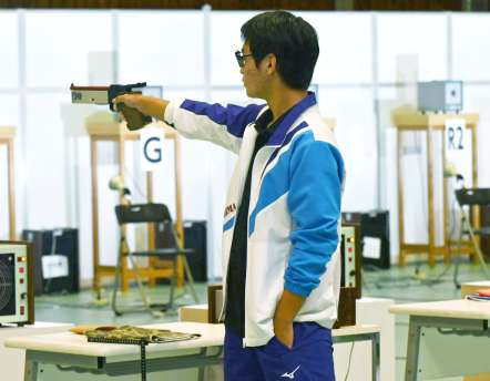 ライフル射撃少年男子ビームピストル６０発で的を狙う鹿児島・井上陽斗（鹿児島実高）＝湯布院スポーツセンター