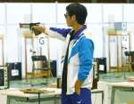 ライフル射撃少年男子ビームピストル６０発で的を狙う鹿児島・井上陽斗（鹿児島実高）＝湯布院スポーツセンター