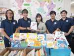 南陽会役員から目録を受け取る園田愛美代表（中央）＝２４日、鹿児島市卸本町（村山武撮影）