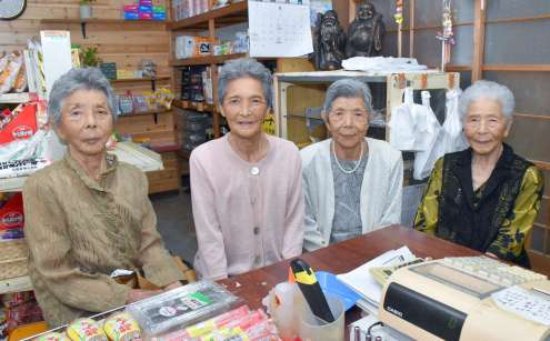 仲良し４姉妹。（右から）吉山タツ子さん、梅澤ウメさん、吉岡リエさん、登山タケミさん＝徳之島町轟木の吉山商店