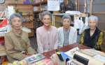 仲良し４姉妹。（右から）吉山タツ子さん、梅澤ウメさん、吉岡リエさん、登山タケミさん＝徳之島町轟木の吉山商店