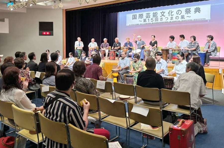 ジャンべなど伝統的な世界の太鼓の演奏に盛り上がる会場＝２１日、鹿児島市の川商ホール
