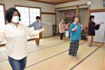 麓疱瘡踊の練習に励む保存会のメンバーたち＝薩摩川内市の清色地区コミュニティセンター