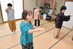 麓疱瘡踊の練習に励む保存会のメンバーたち【預Ｓ注意】【預Ｅ注意】＝薩摩川内市の清色地区コミュニティセンター