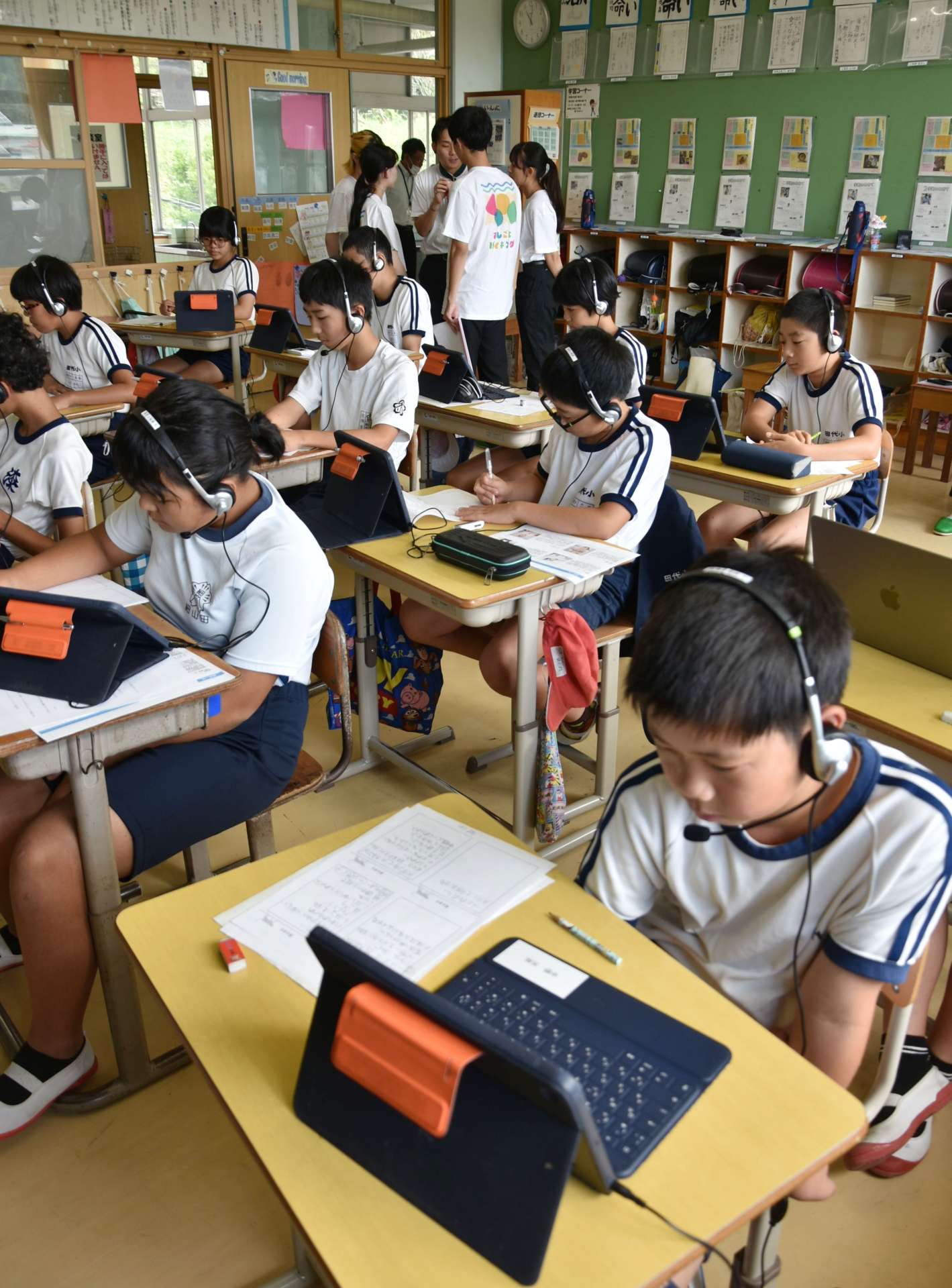 さまざまな職業の講師から仕事の魅力を学ぶ「オンラインお仕事バイキング」＝錦江町の田代小学校