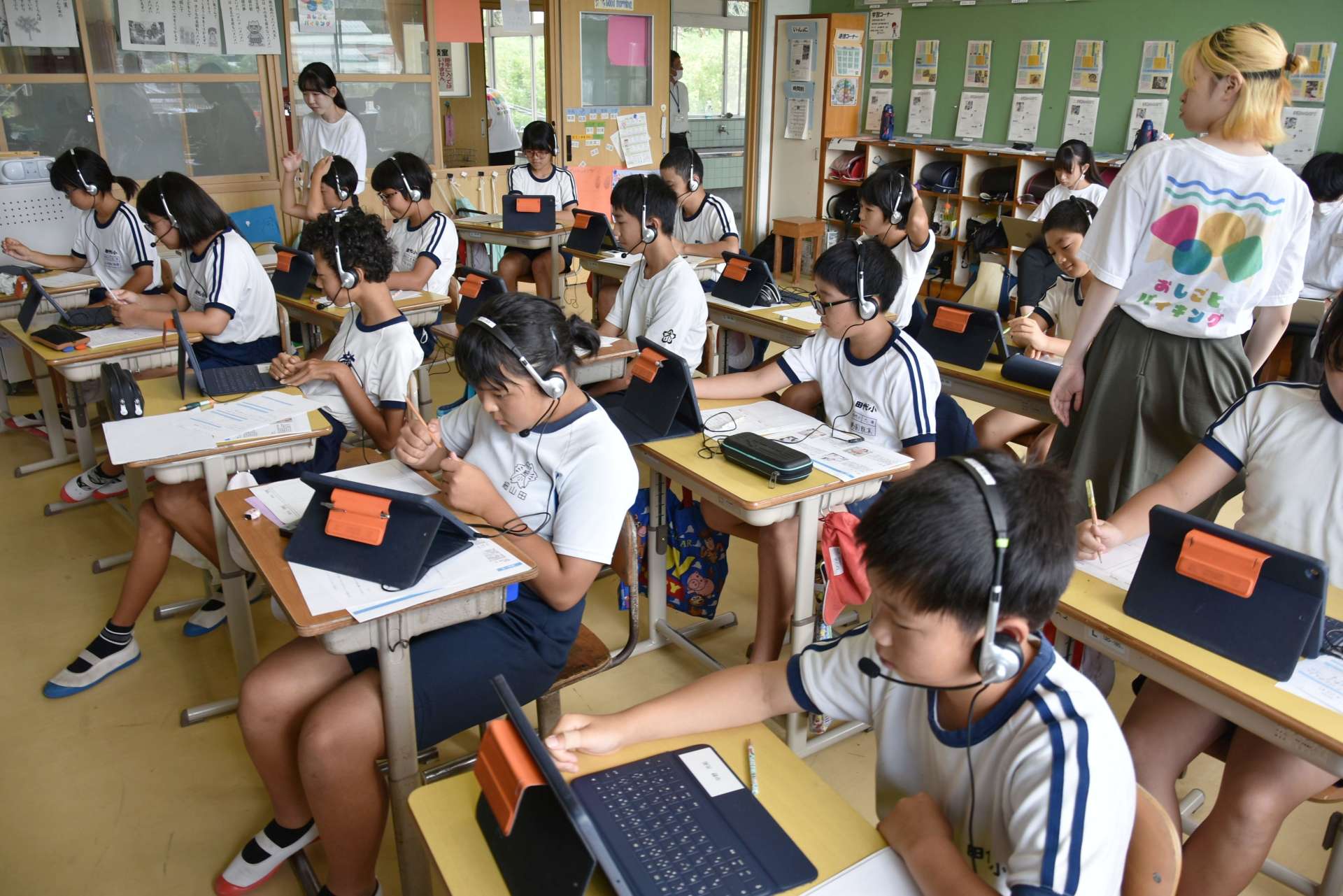 さまざまな職業の講師から仕事の魅力を学ぶ「オンラインお仕事バイキング」＝錦江町の田代小学校