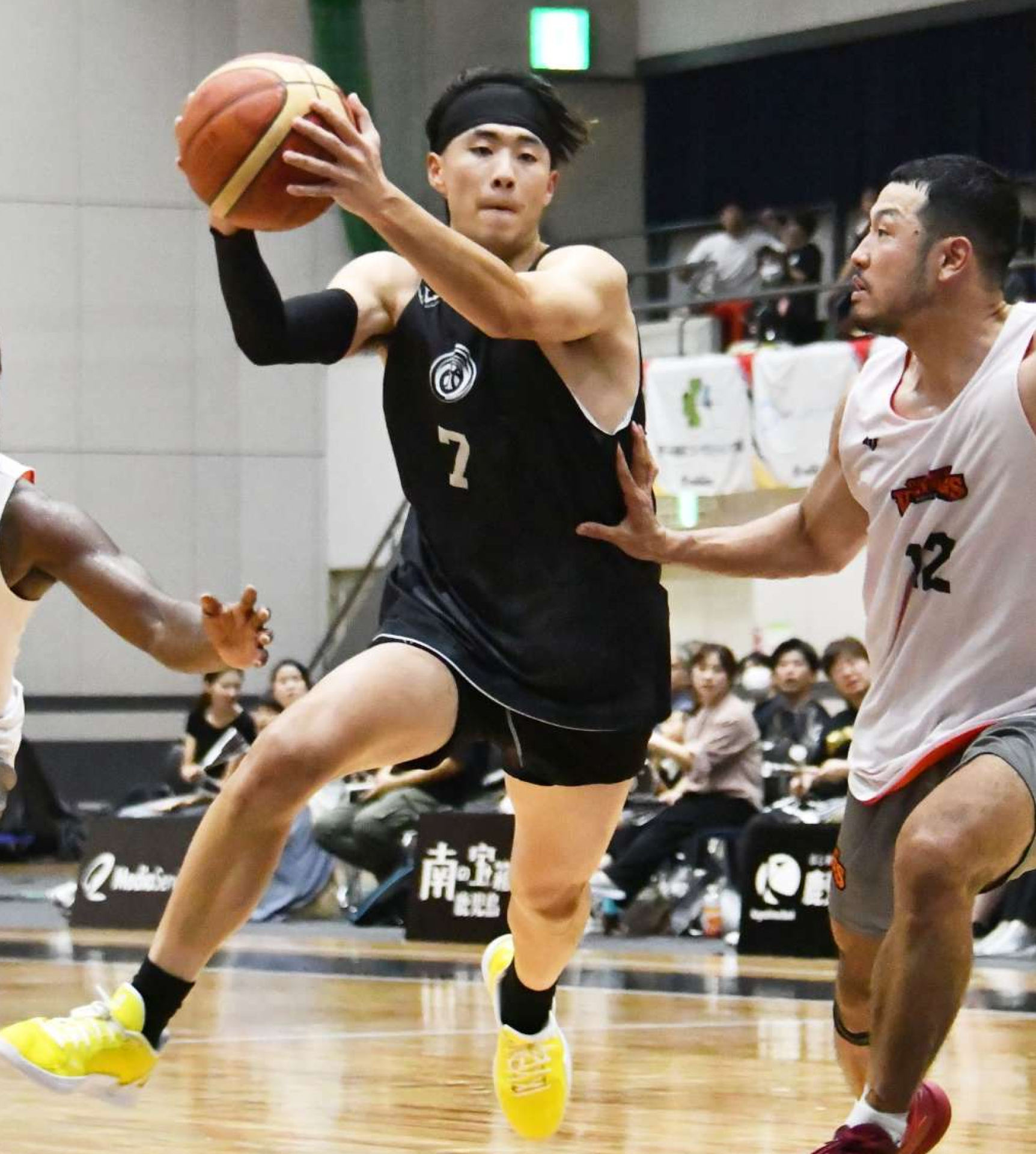 相手陣内に仕掛けるレブナイズの飴谷＝南さつま市の加世田運動公園体育館