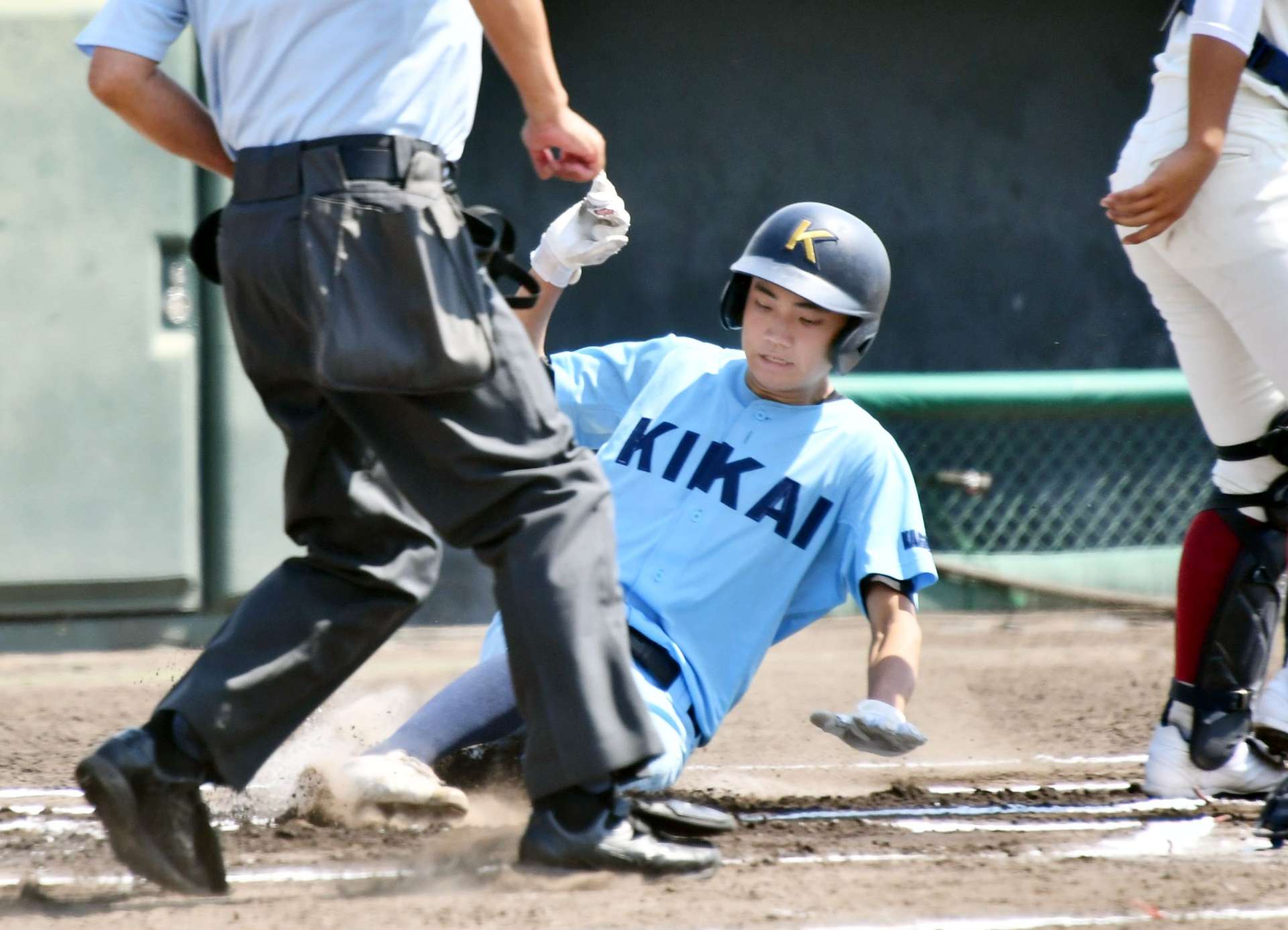 １回表連合（川辺・串木野・薩摩中央・鶴翔・古仁屋・喜界）１死二塁、岩下の左前打で二走宮元が生還＝平和リース