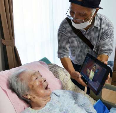 〈別カット〉袴田ひで子さんからのビデオメッセージを見る原口アヤ子さん＝２９日、鹿児島県内の介護施設