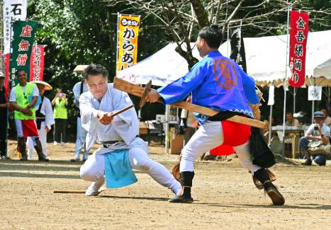 〈関連〉即興の寸劇で観客を沸かせる金吾様踊り＝２９日午前、さつま町中津川の大石神社