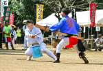 〈関連〉即興の寸劇で観客を沸かせる金吾様踊り＝２９日午前、さつま町中津川の大石神社