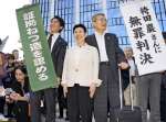 袴田巌さんに無罪を言い渡した静岡地裁の再審判決公判を終え、地裁前で笑顔を見せる姉のひで子さん（中央）ら＝２６日午後（共同）
