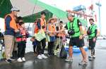 〈関連〉志布志港新若浜地区防波堤であった釣り教室に参加する家族連れ。背後にはガントリークレーンがそびえる＝志布志市志布志町安楽