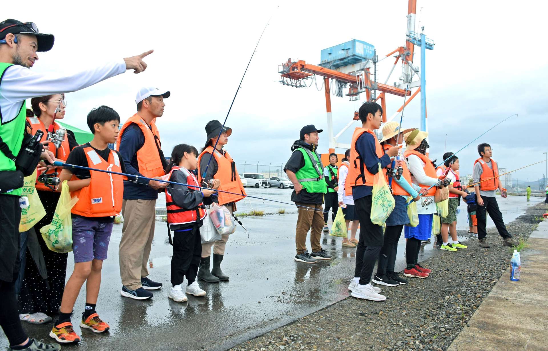 志布志港新若浜地区防波堤であった釣り教室に参加する家族連れ＝志布志市志布志町安楽