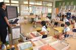 防災授業に臨む小瀧弘規さん（左）＝錦江町の田代小学校