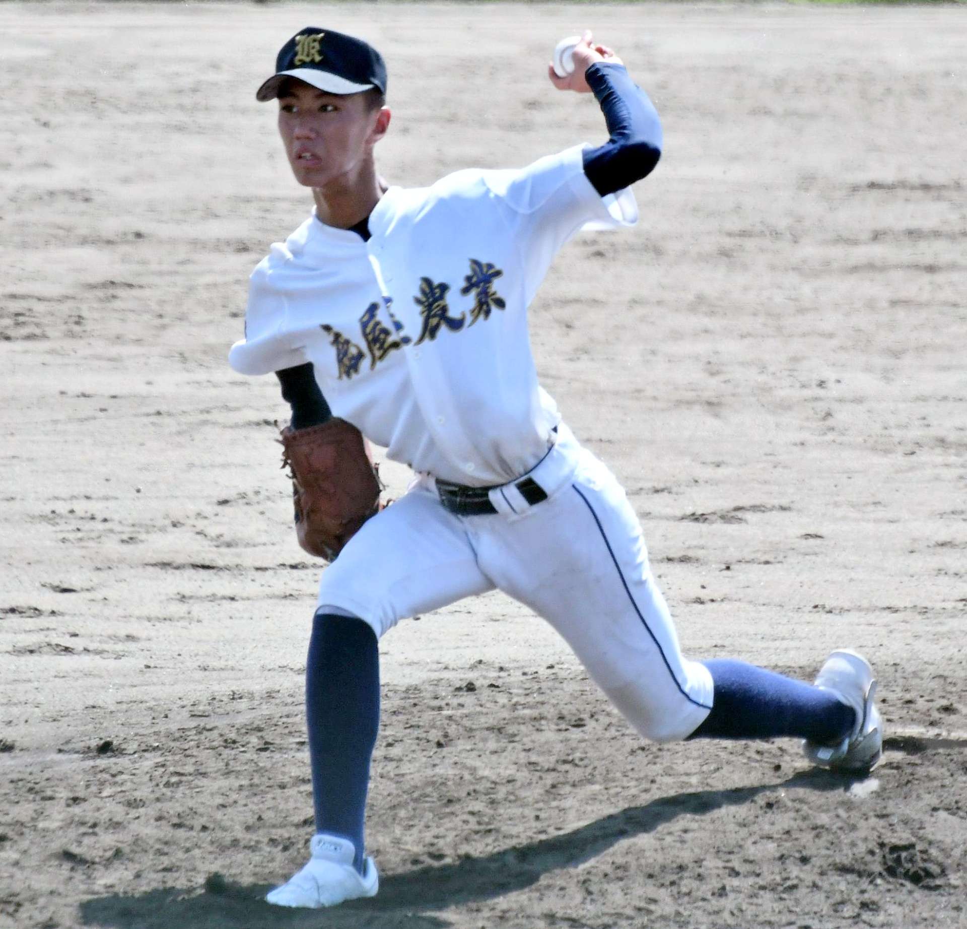 粘り強く投げる鹿屋農の橋口＝鴨池市民