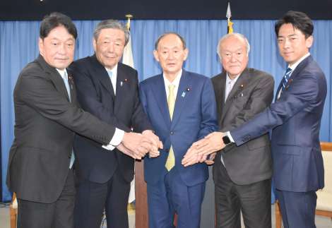記者会見後、写真撮影に応じる森山裕氏（左から２人目）ら党４役と菅義偉副総裁＝３０日、東京・永田町の自民党本部