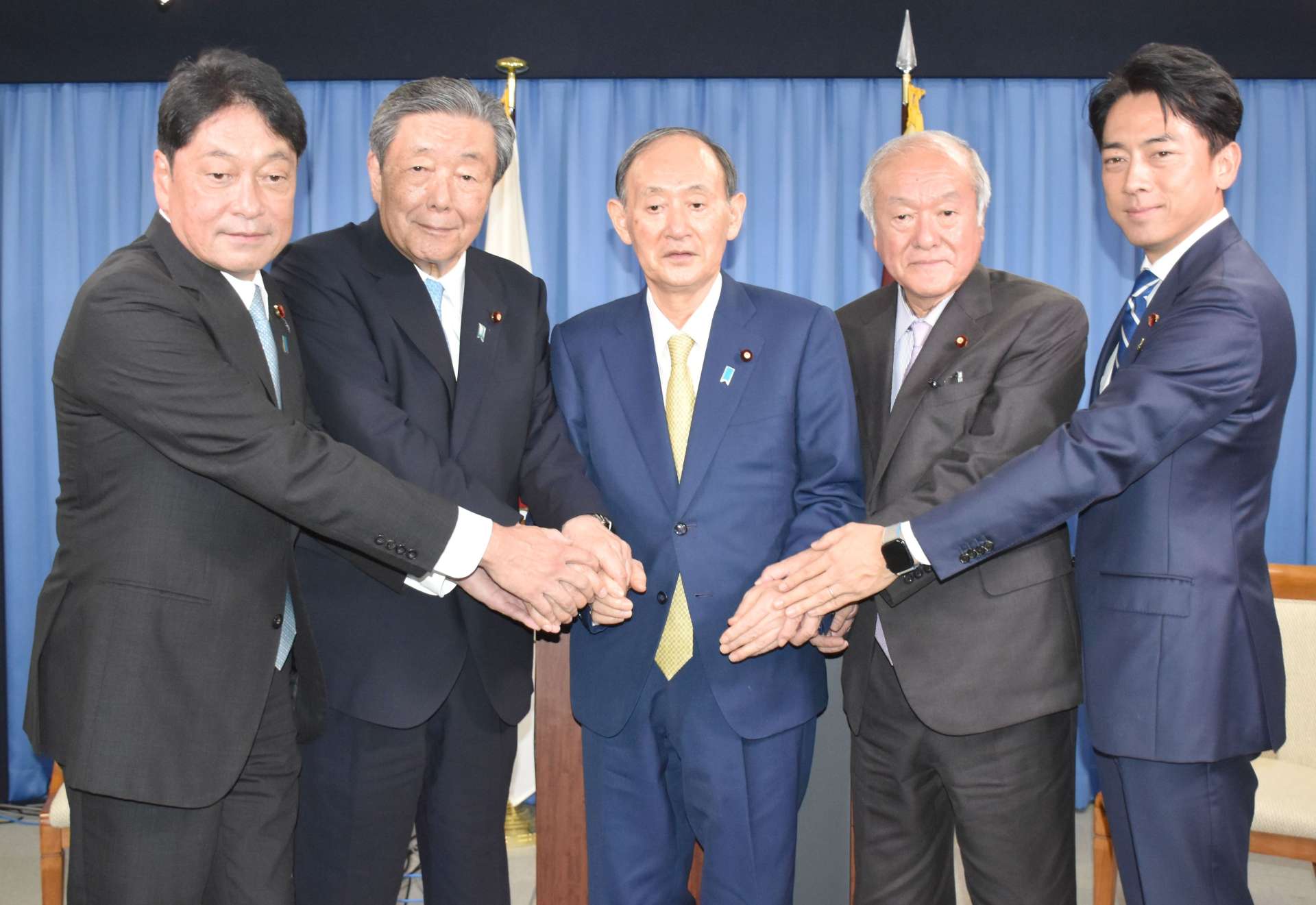 記者会見後、写真撮影に応じる森山裕氏（左から２人目）ら党４役と菅義偉副総裁＝３０日、東京・永田町の自民党本部