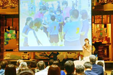 監督が子ども達を褒める意義を伝える益子さん＝２３日、鹿児島市の西本願寺鹿児島別院