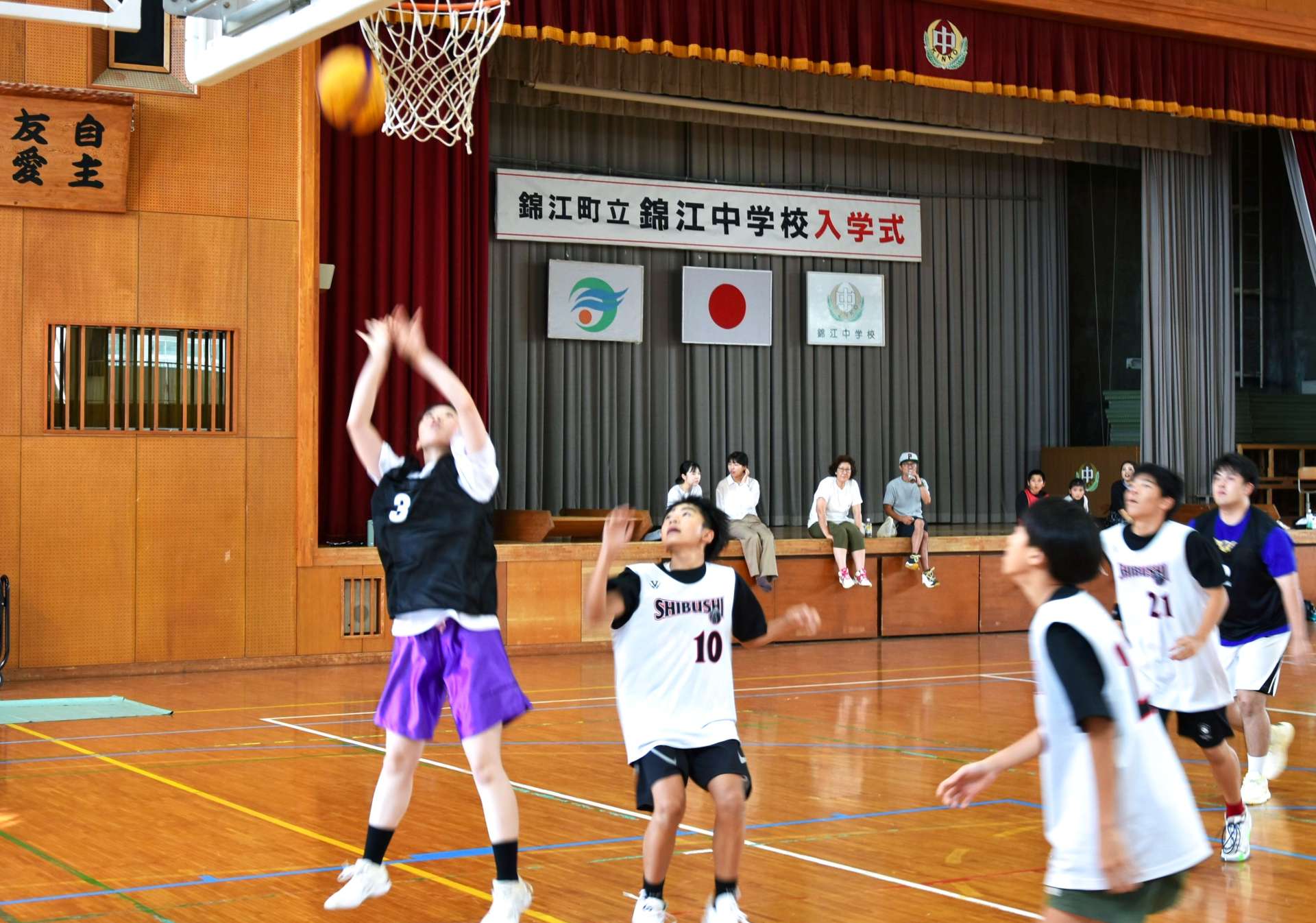 ３人制のバスケットボール大会を楽しむ選手＝２９日、錦江町の錦江中学校