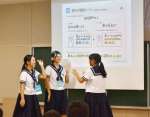 寸劇を交えてアイデアを発表する錦江中学校の生徒＝錦江町文化センター