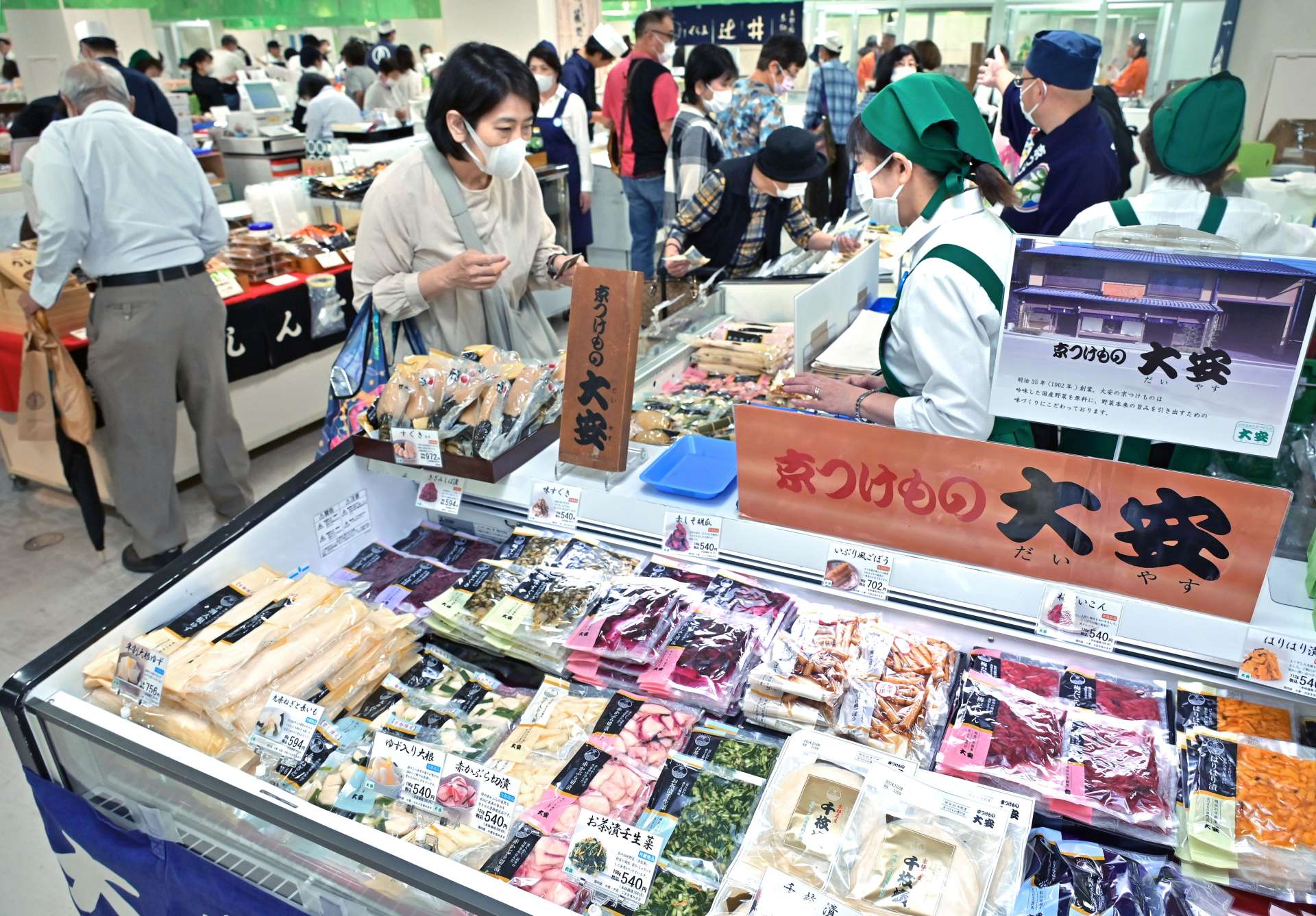 京都の特産品、名産品を買い求める客ら＝１日、鹿児島市の山形屋
