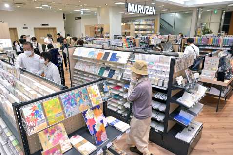 新規開店した丸善＝１日、鹿児島市の山形屋