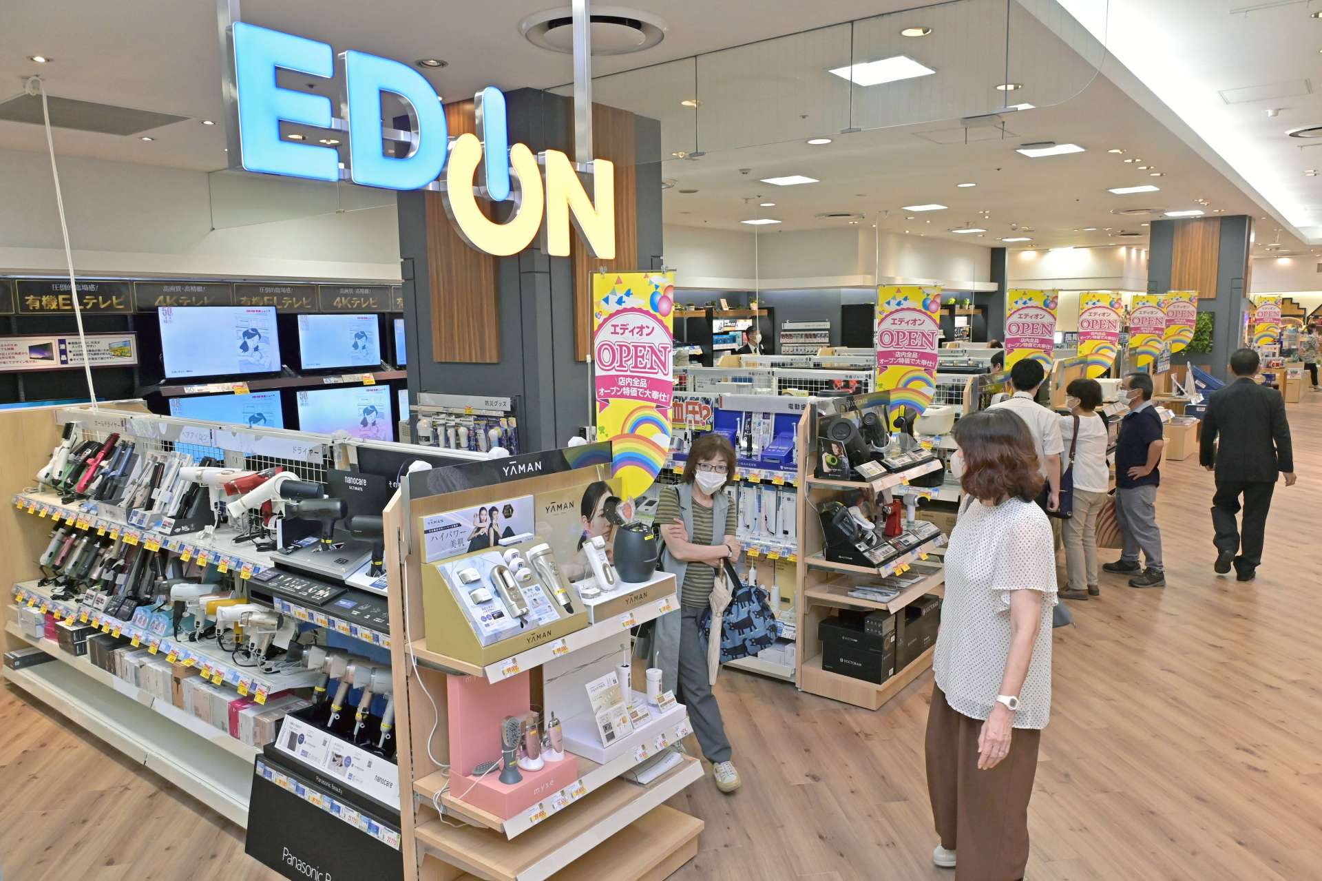 新規開店したエディオン＝１日、鹿児島市の山形屋