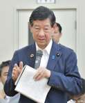 ７月、環境相として水俣病患者との再懇談に臨んだ伊藤信太郎氏＝長島町獅子島
