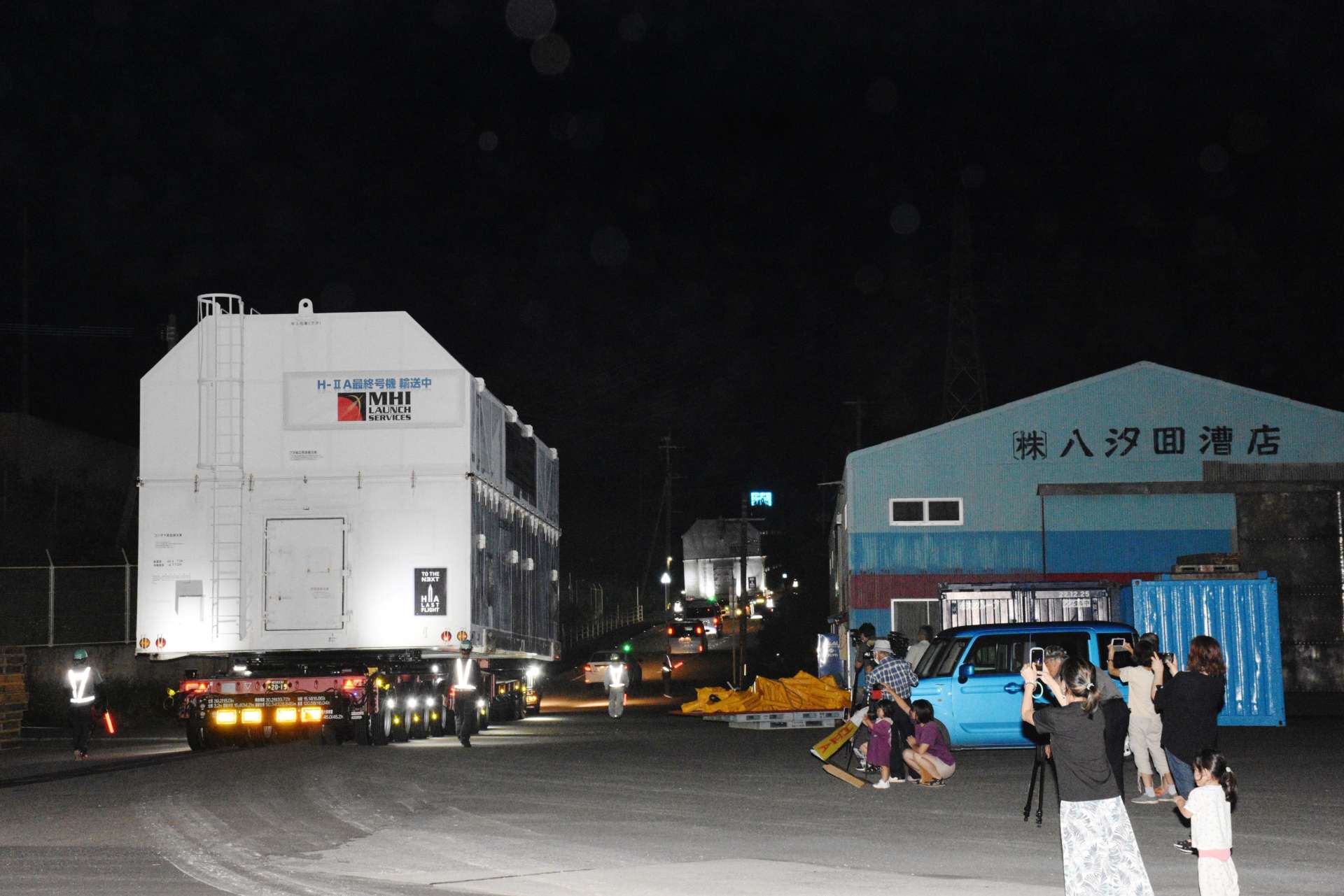 島間港を出発するＨ２Ａロケット５０号機を格納したコンテナ＝３０日午後１０時すぎ、南種子町島間