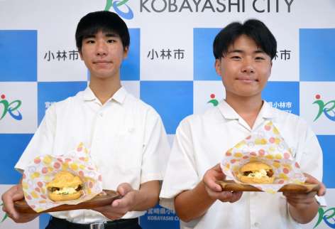 自信作の「秀南チキンシュー」で全国大会に挑む黒木聖斗さん（右）と川野楓馬さん＝小林市役所