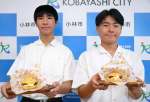 自信作の「秀南チキンシュー」で全国大会に挑む黒木聖斗さん（右）と川野楓馬さん＝小林市役所