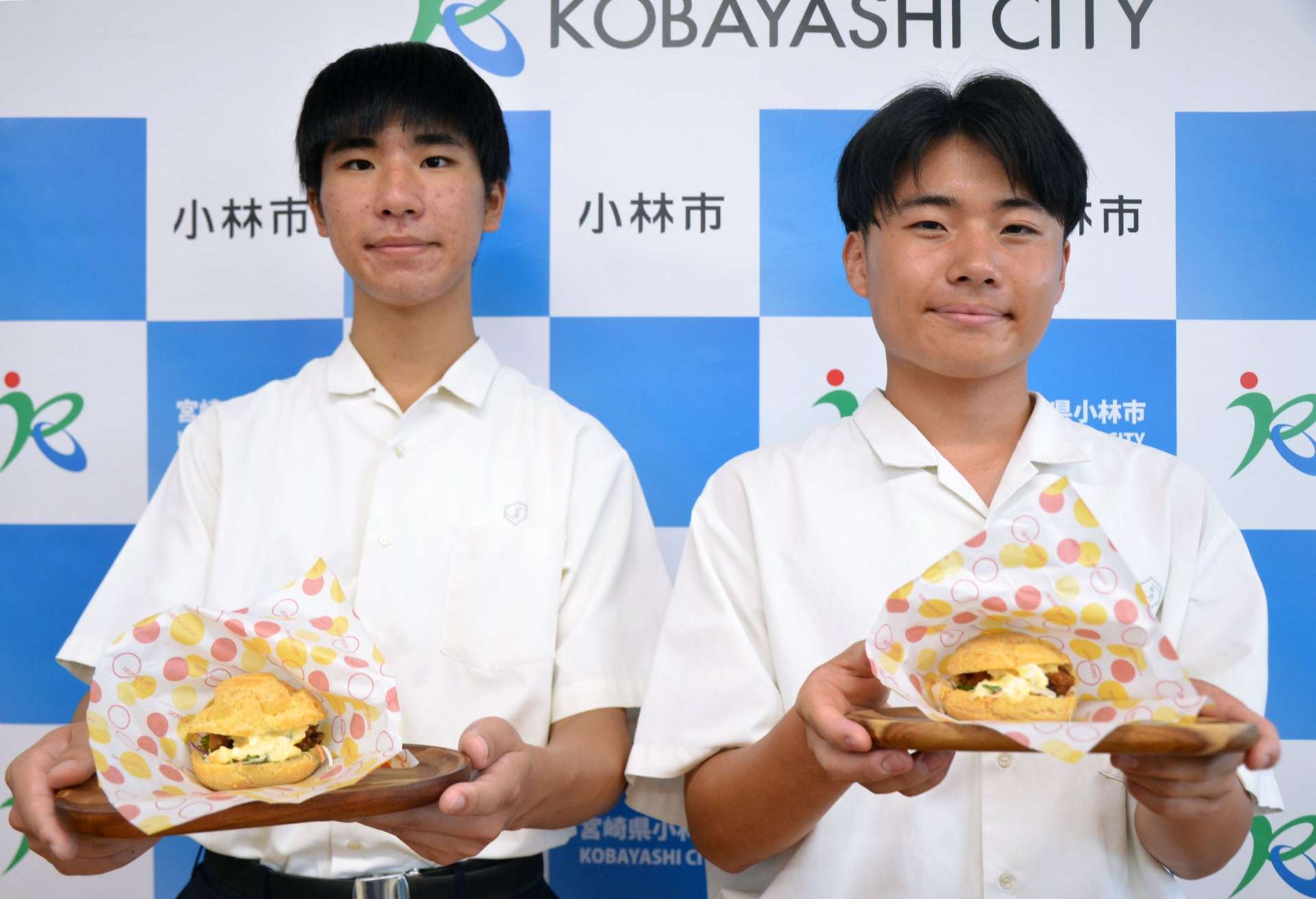 自信作の「秀南チキンシュー」で全国大会に挑む黒木聖斗さん（右）と川野楓馬さん＝小林市役所