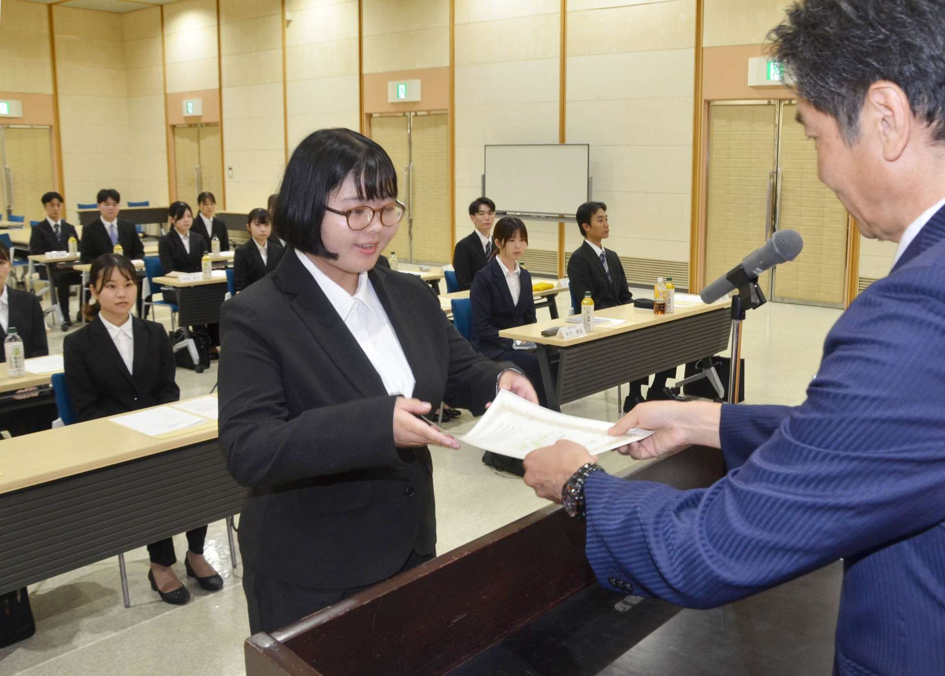 内定証書を受け取るＪＡグループ鹿児島の内定者＝１日、鹿児島市のＪＡ県会館