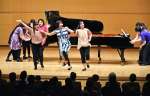 ピアノの音色に合わせて、軽快な踊りを見せる出演者＝霧島市牧園