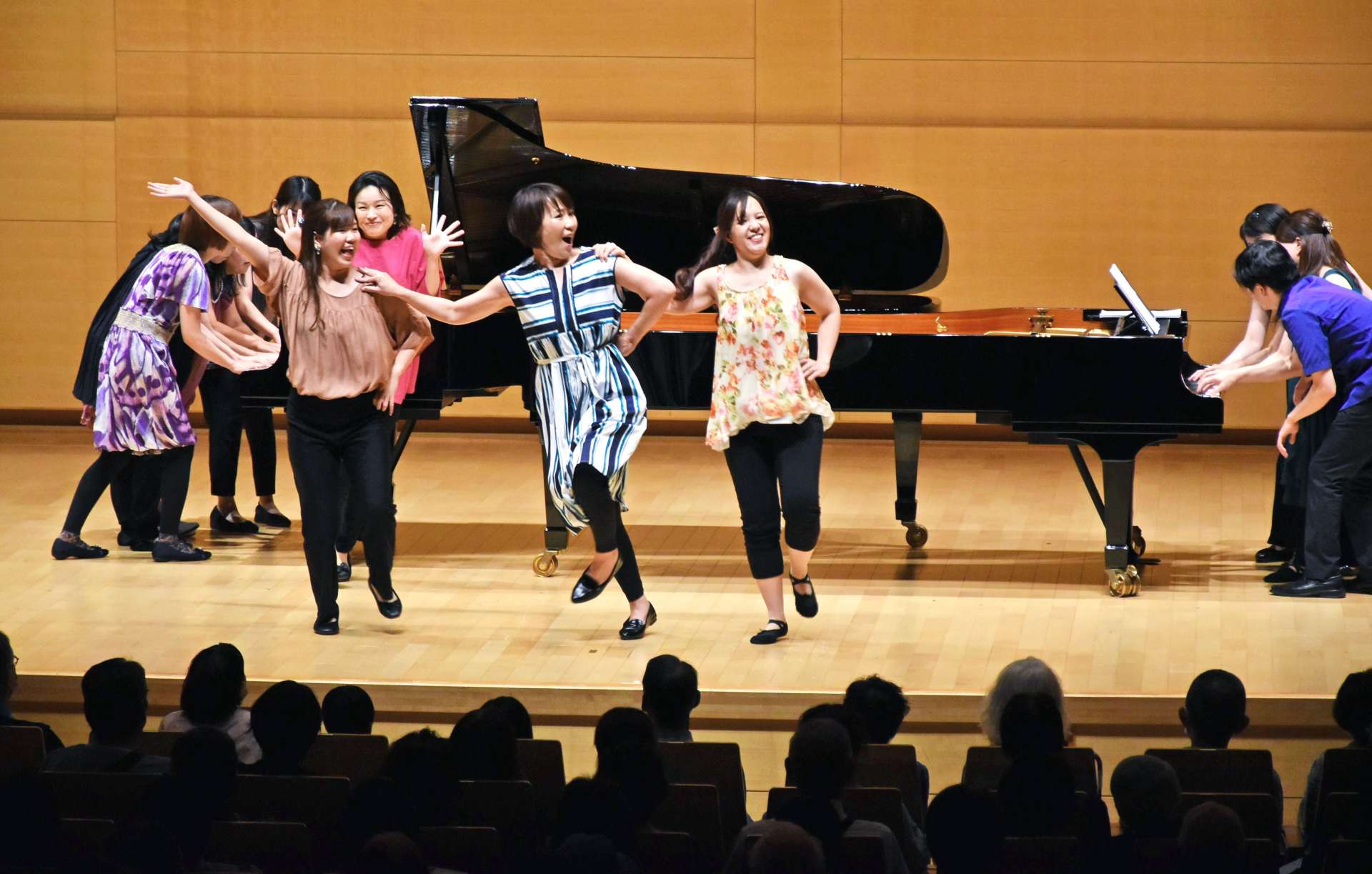 ピアノの音色に合わせて、軽快な踊りを見せる出演者＝霧島市牧園