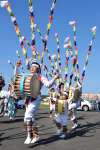 豊作を願い、太鼓を軽快に打ち鳴らす踊り手たち＝いちき串木野市大里