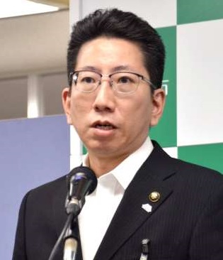 定例会見で記者の質問に答える下鶴隆央鹿児島市長＝２日、市役所
