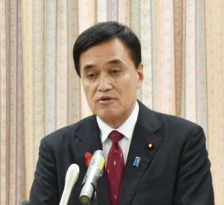 〈別カット〉会見で質問に答える小里泰弘農相＝２日、農林水産省