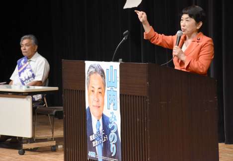 〈関連〉社民党への支持を訴える福島瑞穂党首（右）。左は４区に擁立する山内光典氏＝９月２２日、鹿屋市のリナシティかのや