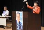 〈関連〉社民党への支持を訴える福島瑞穂党首（右）。左は４区に擁立する山内光典氏＝９月２２日、鹿屋市のリナシティかのや
