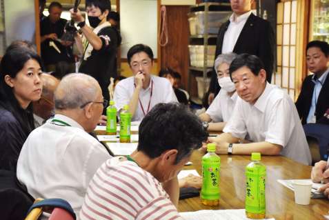 ７月１０日、水俣病患者連合の被害者らと向き合って話を聞く伊藤信太郎環境相（右から２人目）ら＝午前１１時２０分、熊本県水俣市の水俣病センター相思社