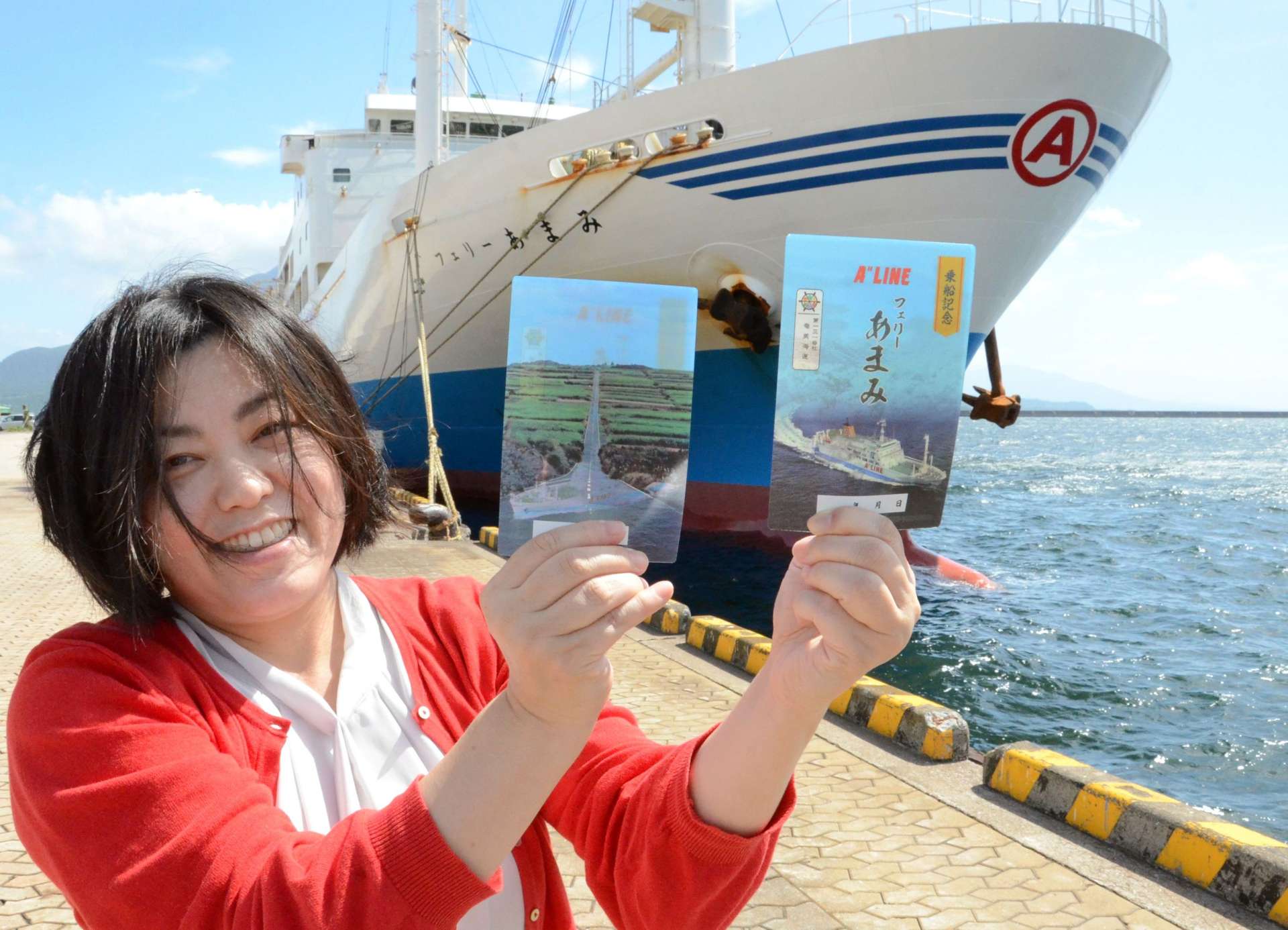 フェリーあまみ（右）とフェリーきかいの御船印＝鹿児島市本港区北埠頭
