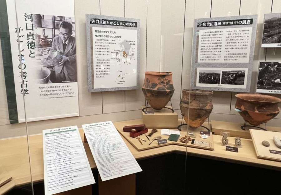 県考古学会長の故・河口貞徳氏が関わった調査の様子を伝えるコーナー＝霧島市の上野原縄文の森展示館