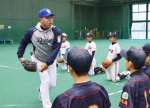 野球教室で中学生を指導する井上一樹さん（左）＝２０１８年１２月、鹿児島市の鴨池ドーム