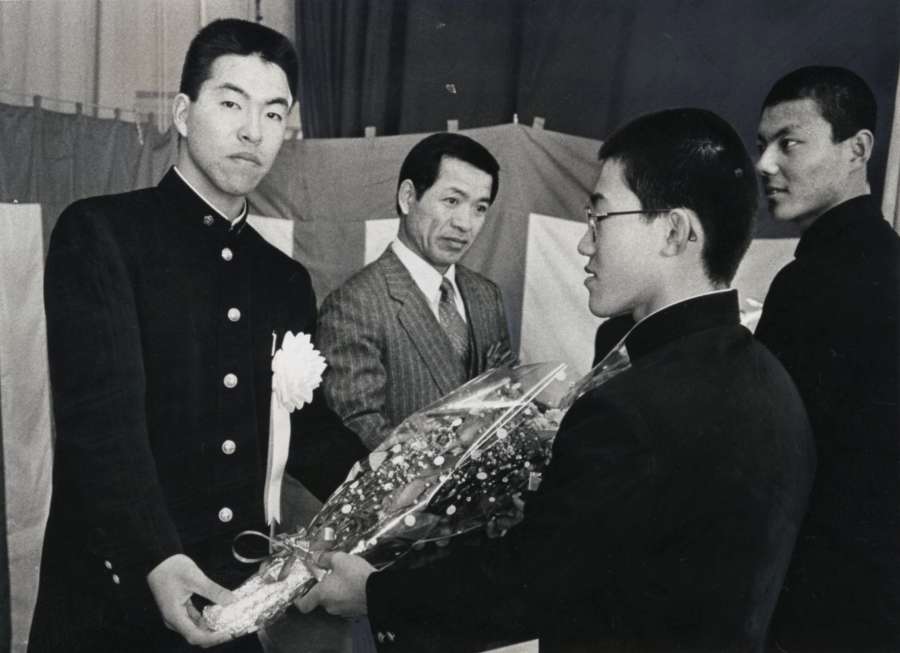ドラフト２位で中日に入団し、地元激励会で花束を受け取る井上一樹さん＝陵南中学校